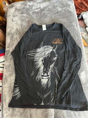 Gildan shirt smith & Wesson size large long sleeve shirt